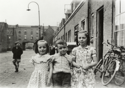 108916 Portret van drie kinderen in de Framboosstraat te Utrecht.N.B. Dit deel van de Framboosstraat tussen de ...